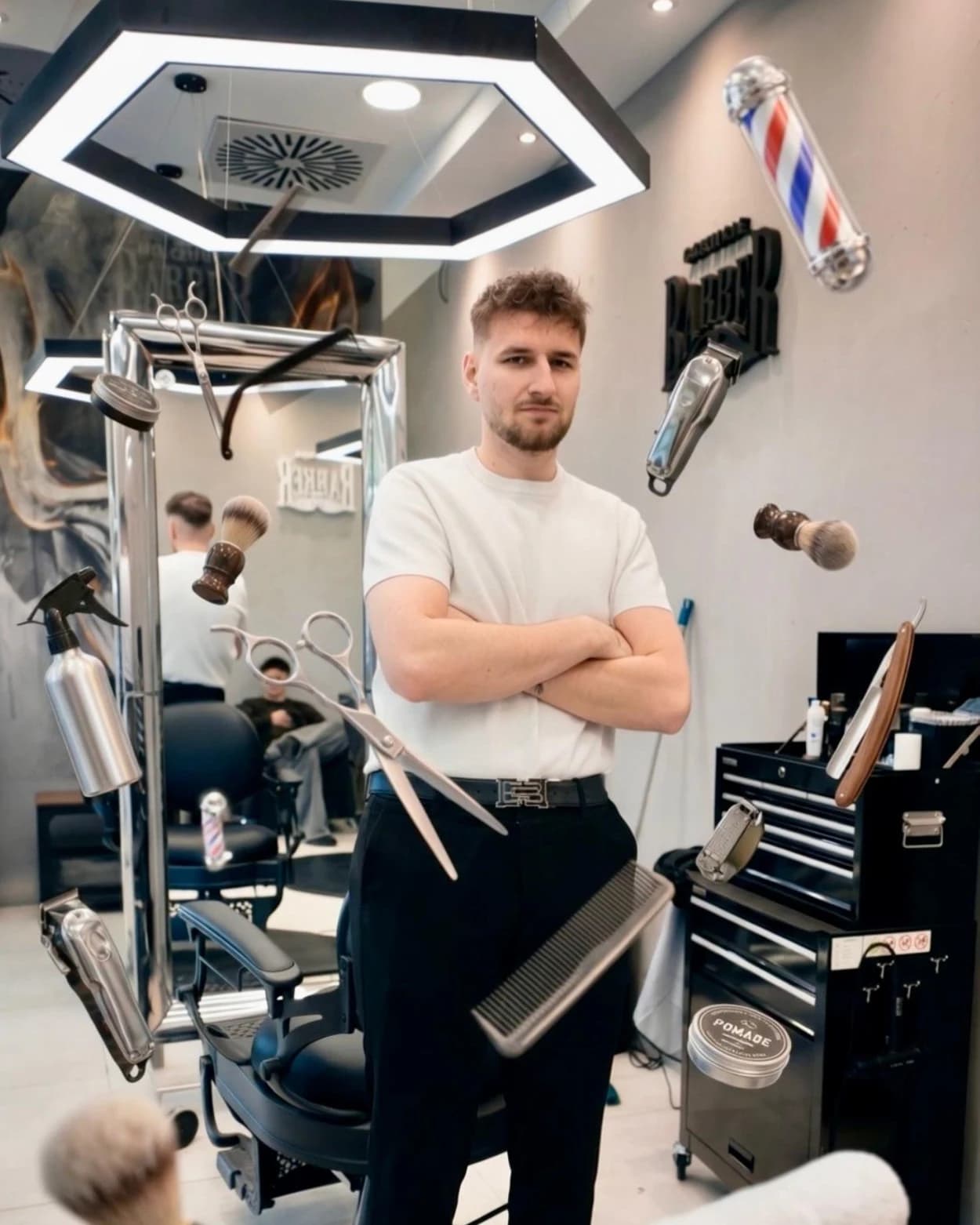 Tommy, Manažer & Barber